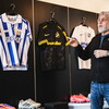 Foto på Brandtowns vd Stephan Burman som visar ett urval av matchtröjor.