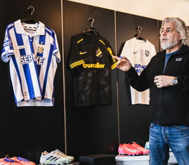 Foto på Brandtowns vd Stephan Burman som visar ett urval av matchtröjor.