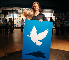 Bild på Johanna Lindgren (Forsbergs Skola) med bidraget "Rustad fredsduva", vinnare av PrintPower Award 2026.