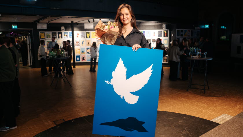 Bild på Johanna Lindgren (Forsbergs Skola) med bidraget "Rustad fredsduva", vinnare av PrintPower Award 2026.